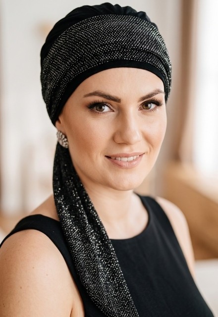 Το γιορτινό Τουρμπάνι Lidia CLARA M34 CHUSTA AMELIA δεν απαιτεί μορφοποίηση στο κεφάλι και διαθέτει κρυφές ραφές.