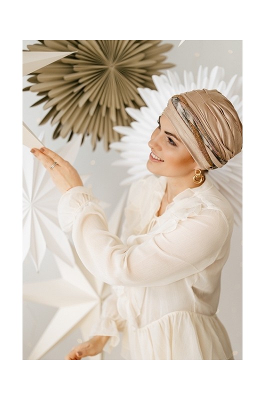 Das elegante Kopftuch Lidia CLARA M34 BENTA erfordert keine Formgebung und hat versteckte Nähte.