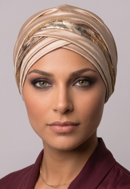 Das elegante Kopftuch Lidia CLARA M34 BENTA erfordert keine Formgebung und hat versteckte Nähte.